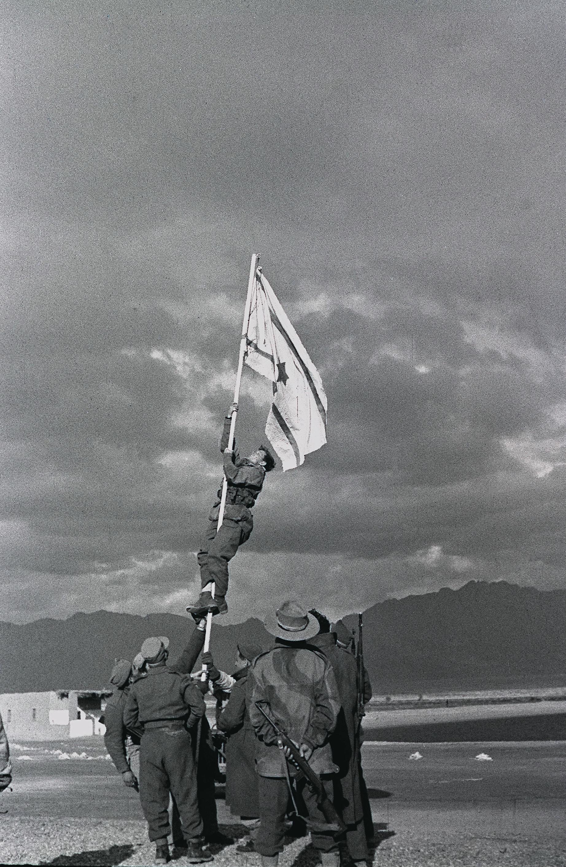 THE INK DRAWN NATIONAL FLAG OF ISRAEL FLYING AT   UM RASHRASH (EILAT) ACROSS THE GULF OF AKABA ON THE         NORTHERN TIP OF THE RED SEA.

äðôú ãâì äãéå áàåí øùøù, àéìú.  áöéìåí, äçééì àáøäí àãï (áøï) îèôñ òì òîåã       ëãé ìäðéó àú ãâì äãéå àùø àåìúø ò"é çééìé äçèéáä.